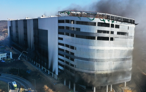 ▲6일 경기도 평택시의 한 신축 공사현장에 화재가 발생해 연기를 내뿜고 있다. (연합뉴스)
