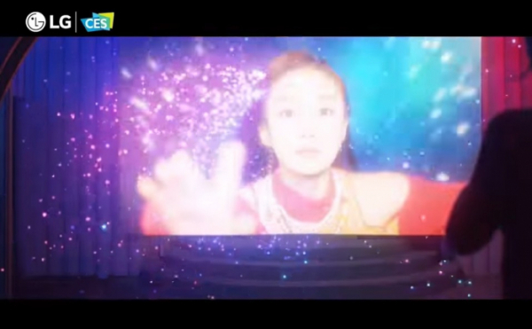 ▲LG 월드 프리미어 영상에 공개된 김래아 뮤직비디오 일부 (출처=LG Global 유튜브 캡처)