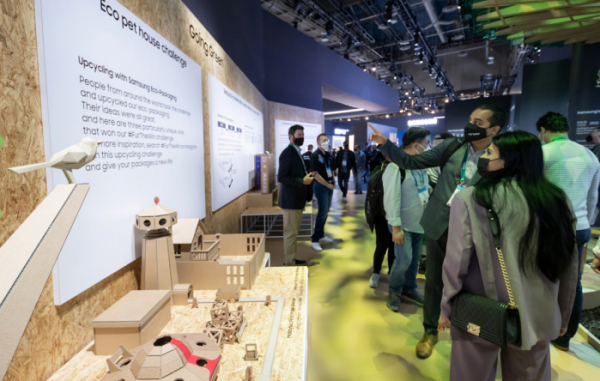 ▲CES 2022 컨벤션센터에 열린 삼성전자 전시관에서 관람객들이 에코패키지로 만들어진 장식품을 관람하고 있다.  (사진제공=삼성전자)