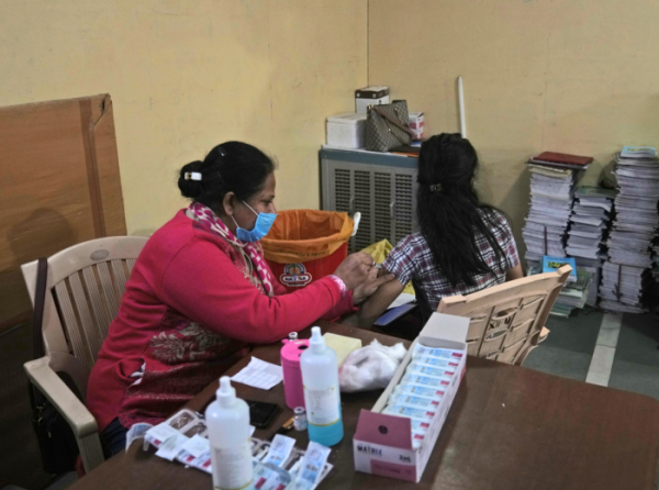 ▲3일(현지시간) 인도 뉴델리의 한 국립학교에서 한 학생이 코로나19 백신을 접종하고 있다. (뉴시스)