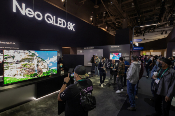 ▲CES 2022가 열린 컨벤션 센터에 마련된 삼성전자 전시관에서 관람객들이 'Neo QLED 8K' 제품을 살펴보고 있다.  (사진제공=삼성전자)