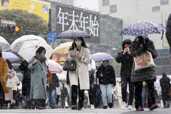 ▲일본 도쿄에서 6일 시민들이 교차로를 건너고 있다. 도쿄/AP뉴시스
