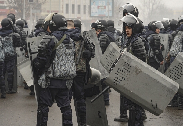 ▲카자흐스탄 알마티에서 5일 경찰들이 시위 현장에 배치되고 있다. 알마티/EPA연합뉴스
