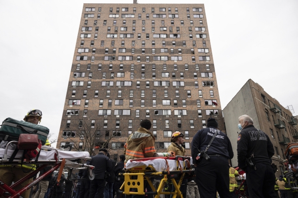 ▲미국 뉴욕 브롱크스의 화재 건물 앞에 9일(현지시간) 소방대원들이 대기하고 있다. 뉴욕/AP연합뉴스
