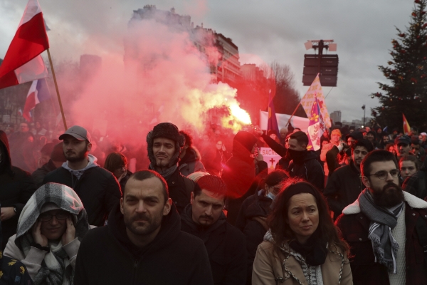 ▲프랑스 파리에서 8일 백신 패스 의무화에 반대하는 시민들이 거리로 나와 항의하고 있다. 파리/AP뉴시스
