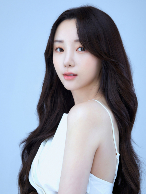 ▲새 소속사 팜트리아일랜드와 계약한 케이(김지연)(사진제공=팜트리아일랜드)