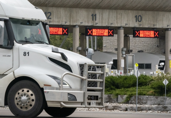▲캐나다 온타리오주에서 지난해 10월 21일 트럭이 포트 이리를 통과하고 있다. 온타리오/AP뉴시스
