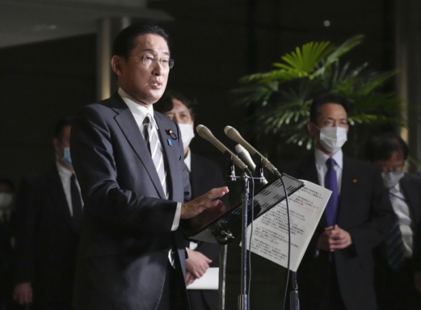 ▲기시다 후미오 일본 총리가 6일(현지시간) 도쿄 총리 관저 앞에서 기자회견을 하고 있다. 도쿄/AP뉴시스