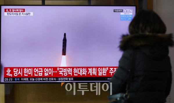 ▲11일 시민들이 북한의 탄도미사일 추정 발사체 발사 관련 뉴스를 시청하고 있다. (조현호 기자 hyunho@)