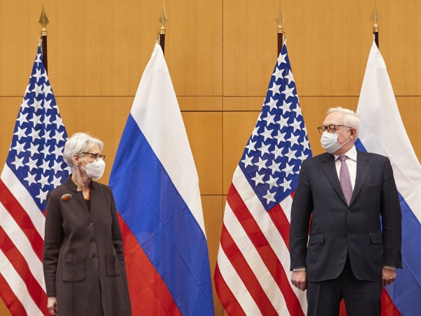▲웬디 셔먼(왼쪽) 미국 국무부 부장관이 10일(현지시간) 스위스 제네바에서 세르게이 랴브코프 러시아 외무차관과 회담에 앞서 인사하고 있다. 제네바/AP뉴시스
