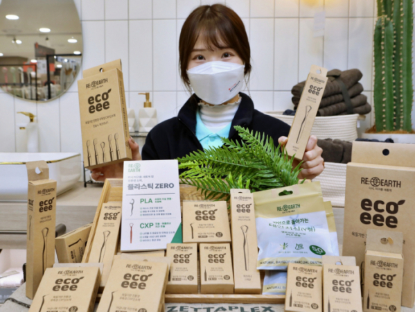 ▲12일 서울 송파구 잠실동에 있는 '제타플렉스'에서 직원이 리얼스 치위생용품을 홍보하고 있다.  (사진제공=롯데마트)