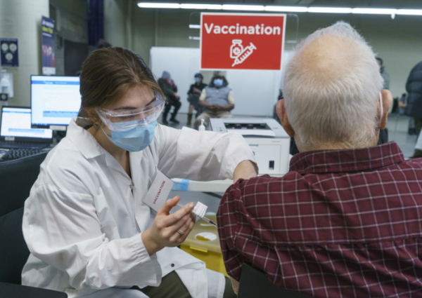 ▲캐나다 퀘백 시민이 한 병원에서 코로나19 백신 접종을 받고 있다. 퀘백/AP뉴시스