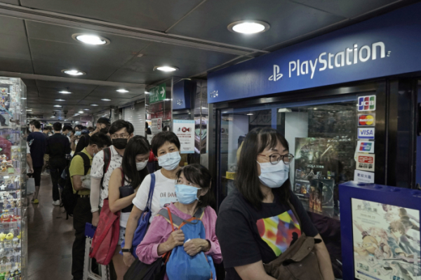 ▲2020년 9월 홍콩의 한 게임매장 앞에 소니 플레이스테이션5 예약판매를 위해 긴 줄을 서고 있다. AP뉴시스