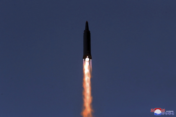 ▲북한이 11일 미사일 시험 발사 후 사진을 공개했다. AP뉴시스
