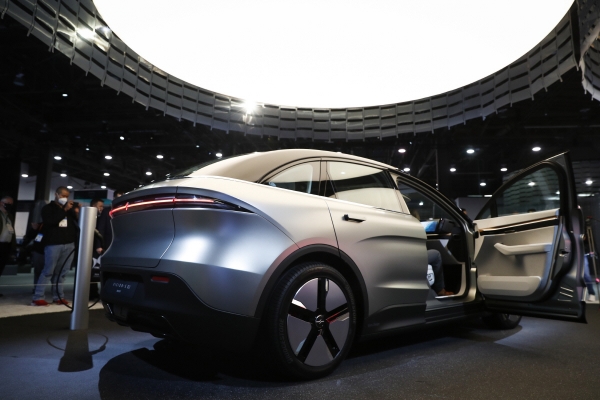 ▲미국 라스베이거스에서 5일 열린 ‘소비자가전쇼(CES) 2022’에 전기자동차가 전시돼 있다. 라스베이거스/EPA연합뉴스
