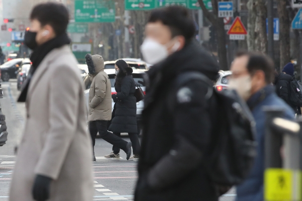 ▲(연합뉴스)  5일 오전 출근시간 시민들이 서울 세종대로사거리를 걷고 있다.
