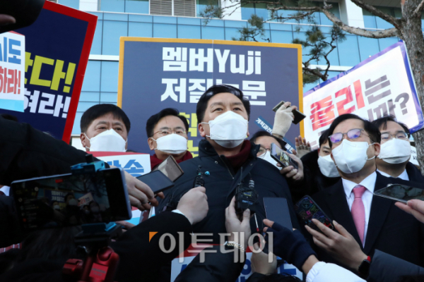 ▲ 국민의힘 김기현 원내대표와 의원들이 14일 오전 서울 마포구 상암동 MBC 사옥 앞에서 윤석열 대선 후보 배우자 김건희씨의 '7시간 통화 녹취록'을 보도 예고한 MBC를 항의 방문해 발언하고 있다.  (국회사진취재단)</div><div id=