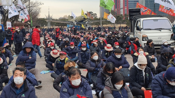 ▲전국민중행동은 15일 오후 2시 서울 영등포구 여의도 문화마당(여의도공원)에서 '2022 민중총궐기 대회'를 개최했다.  (연합뉴스)