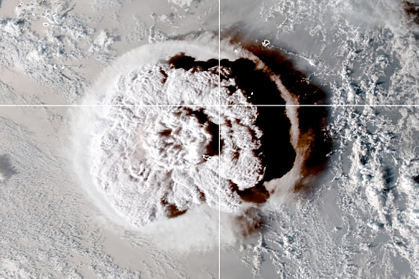 ▲인공위성이 15일(현지시간) 남태평양 통가에서 발생한 해저화산의 대규모 분출을 포착하고 있다. 로이터연합뉴스 
