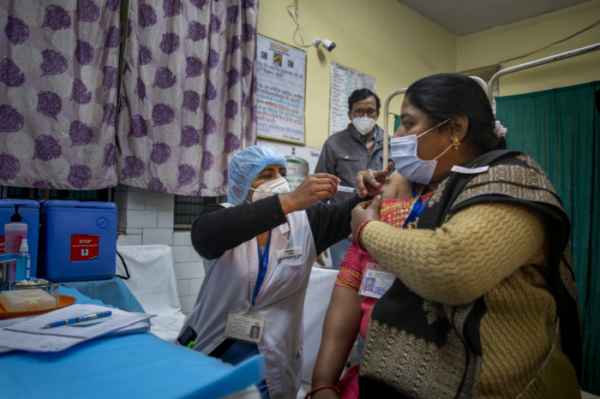 ▲지난 2일 인도 뉴델리에서 한 여성이 코로나19 백신을 접종하고 있다. 뉴델리/AP연합뉴스
