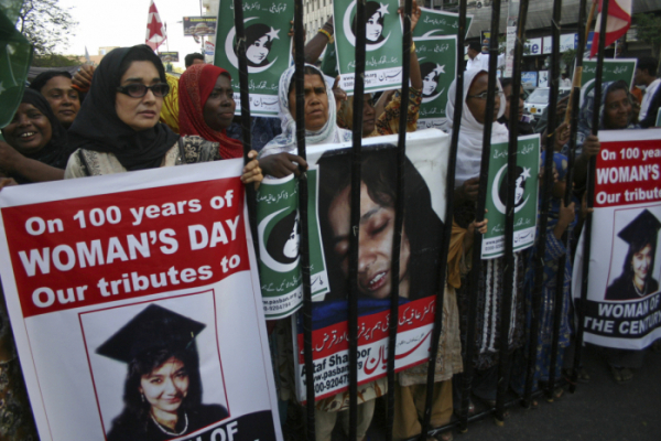 ▲2011년 3월 파키스탄 남부 카라치에서 미국에 수감된 여성 과학자 아피아 시디키의 석방을 요구하는 시위가 열린 모습. 카라치/AP연합뉴스