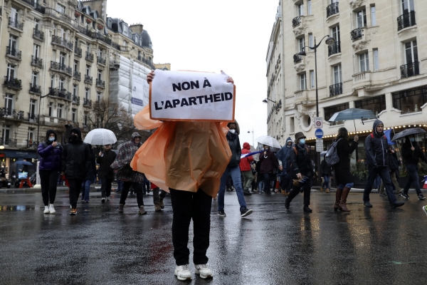 ▲프랑스 파리에서 8일 백신패스에 반대하는 시민들이 시위하고 있다. 파리/AP뉴시스
