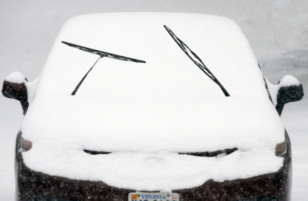 ▲16일(현지시간) 미 버지니아주 로어노크에서 폭설을 예상한 운전자가 와이퍼를 세워 놓고 떠난 자동차에 눈이 쌓이고 있다. 버지니아/AP뉴시스