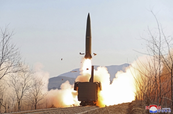 ▲북한 조선중앙통신이 15일 평안북도에서 실시한 미사일 발사 장면을 공개했다. AP뉴시스

