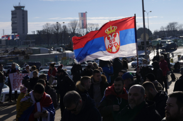 ▲17일(현지시간) 오후 세르비아 베오그라드 니콜라테슬라 국제공항 앞에 노박 조코비치 지지자들이 세르비아 국기를 흔들며 조코비치의 입국을 기다리고 있다. 베오그라드/AP뉴시스