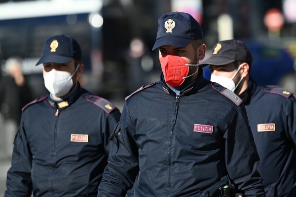▲붉은색상의 마스크를 착용하고 있는 이탈리아 경찰. (AFP/연합뉴스)
