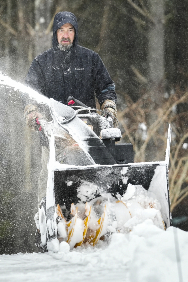 ▲노스캐롤라이나주 모건턴의 한 시민이 16일(현지시간) 집 앞에 쌓인 눈을 치우고 있다. 모건턴/AP뉴시스