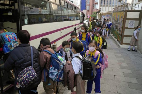 ▲11일 홍콩에서 초등학교 학생들이 학교 버스를 타기 위해 줄 서 있다. 홍콩/AP뉴시스