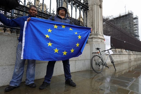 ▲영국 런던 의회 앞에서 2020년 6월 10일 한 남성이 유럽연합(EU) 깃발을 들고 있다. 런던/신화뉴시스
