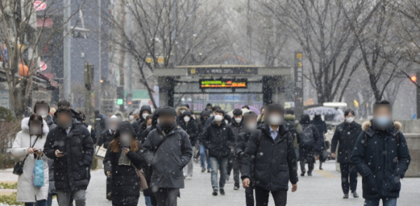 ▲아침 최저기온이 영하 7도까지 떨어지며 눈이 내리는 19일 서울 영등포구 여의도역 일대에서 시민들이 발걸음을 옮기고 있다. 조현호 기자 hyunho@ (이투데이DB)