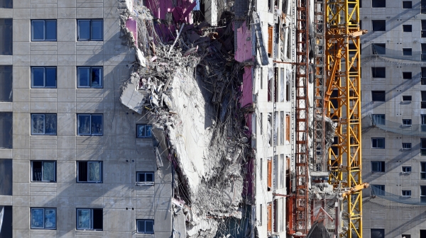 ▲광주 서구 화정동 현대아이파크 신축 아파트 현장에서 붕괴된 콘크리트 구조물이 외벽에 걸쳐 있다. (뉴시스)