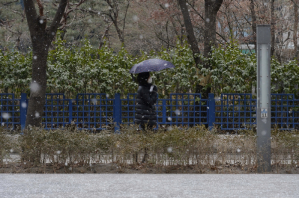▲아침 최저기온이 영하 7도까지 떨어지며 눈이 내리는 19일 서울 영등포구 여의도역 일대에서 시민들이 발걸음을 옮기고 있다. 조현호 기자 hyunho@ (이투데이DB)