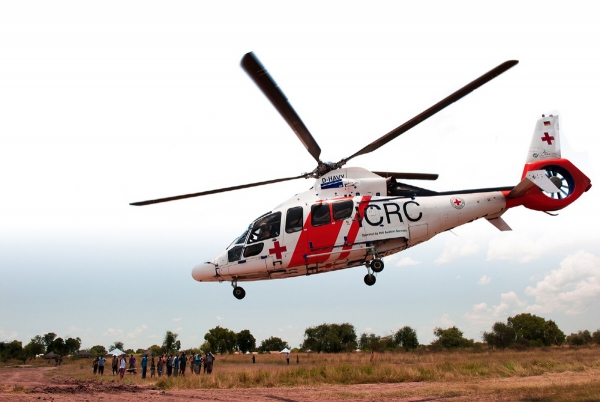 ▲국제적십자연맹(ICRC) 헬기가 난민 지역에 착륙하고 있다. 출처 ICRC 웹사이트
