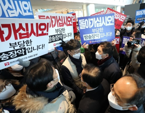 ▲(연합뉴스) 윤석열 국민의힘 대선후보 배우자 김건희씨의 ‘통화 녹취록’을 보도 예고한 MBC를 항의 방문한 국민의힘 김기현 원내대표와 의원들이 14일 서울 마포구 상암동 MBC 사옥 로비에서 MBC 노조원들과 대치하고 있다.
