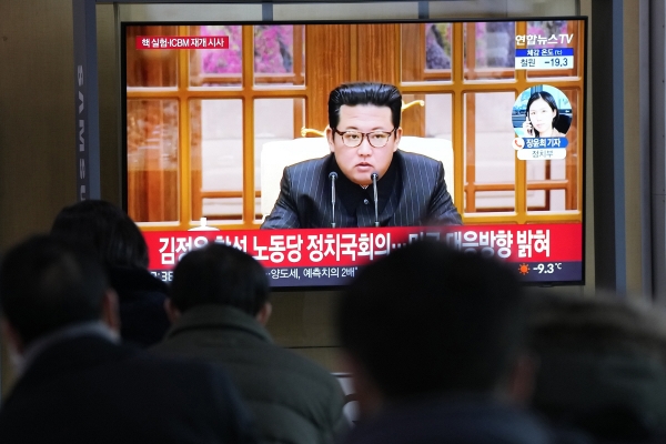 ▲서울역에서 1월 20일 사람들이 김정은 북한 국무위원장이 핵실험과 대륙간탄도미사일(ICBM) 발사 시험 재개를 시사했다는 TV 뉴스보도를 보고 있다. 서울/AP연합뉴스