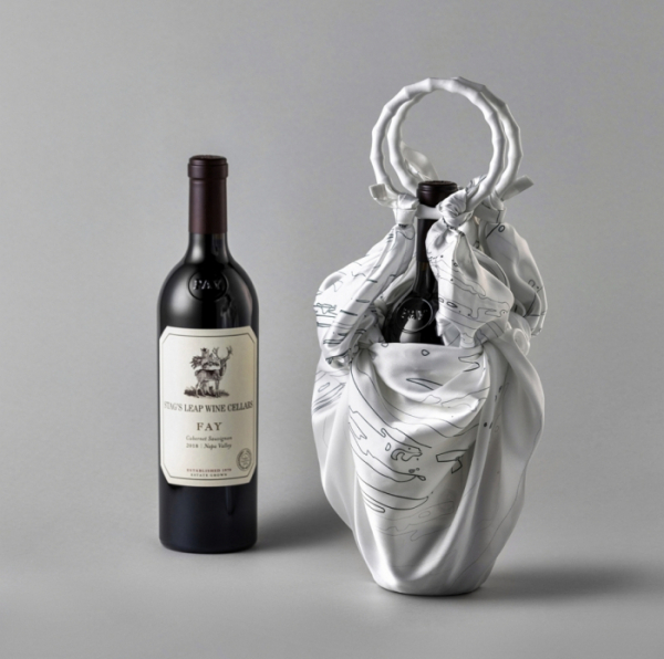 ▲신진 도예작가 박채원의 작품인 '보자기 가방'으로 포장된 설 와인 선물세트 (신세계L&B)
