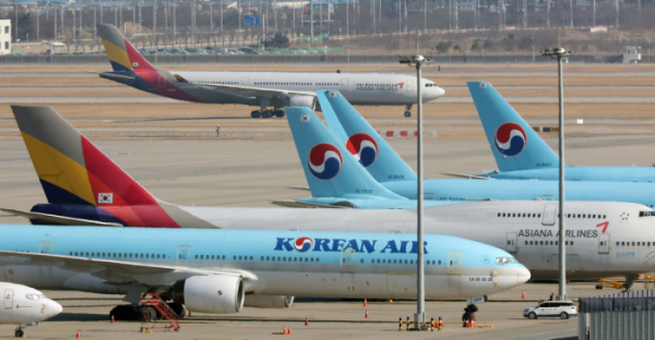 ▲인천국제공항 주기장에 대한항공과 아시아나항공의 항공기가 멈춰서 있다.  (연합뉴스)