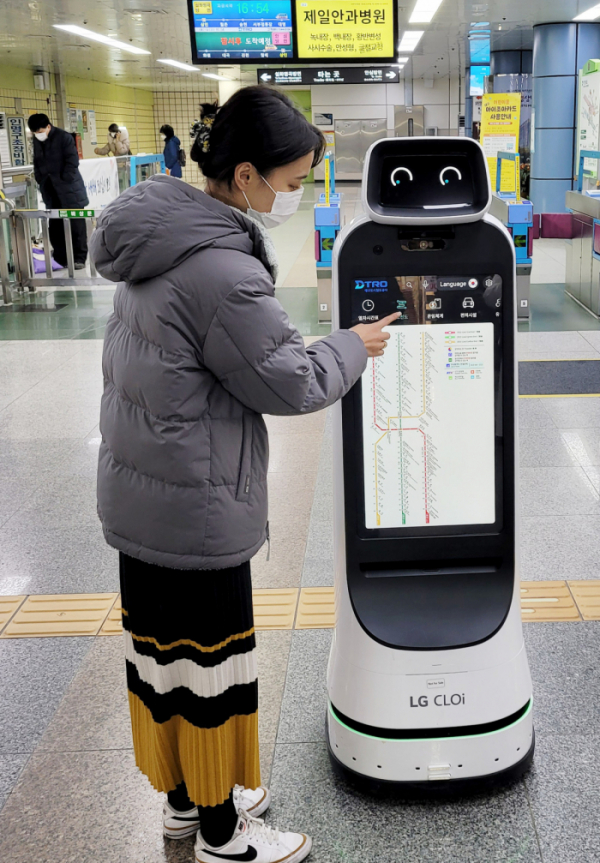 ▲지하철을 이용하는 시민이 LG 클로이 가이드봇을 통해 노선도를 확인하고 있다. (사진제공=LG전자)