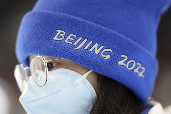 ▲중국 베이징에서 22일 한 시민이 착용한 비니에 ‘베이징 2022’ 로고가 보인다. 베이징/AP뉴시스
