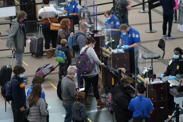 ▲2020년 12월 31일 미국 덴버 국제공항에서 사람들이 보안검색대를 통과하고 있다. 덴버/AP연합뉴스
