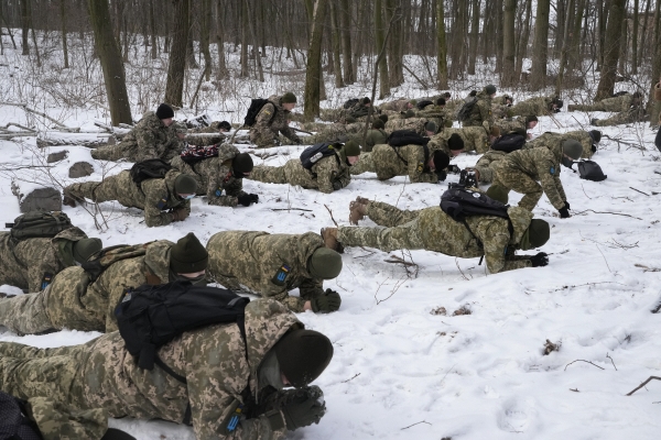 ▲우크라이나 수도 키예프의 한 공원에서 22일 정부군과 의용군이 러시아군 침공에 대비해 합동훈련을 하고 있다. 키예프/AP연합뉴스
