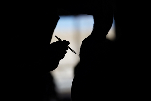 ▲한 남성이 미국 라스베이거스의 한 예방접종 장소에서 코로나19 백신을 맞고 있다. 라스베이거스/AP연합뉴스
