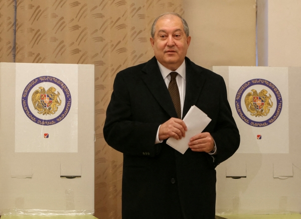 ▲아르멘 사르키샨 아르메니아 대통령이 2018년 12월 9일 총선에서 투표하고 있다. 예레반/로이터연합뉴스

