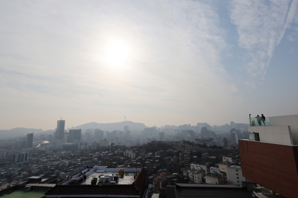 ▲미세먼지 농도가 ‘나쁨’ 수준을 보인 23일 오후 서울 시내가 뿌옇게 보이고 있다. (연합뉴스)
