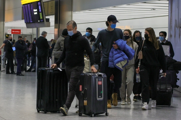 ▲영국 히드로공항 터미널에 7일 승객들이 줄을 서고 있다. 런던/신화뉴시스

