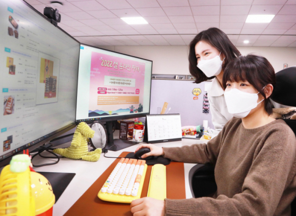 ▲삼성전자 직원들이 '설 맞이 온라인 장터'에서 상품을 구입하는 모습 (사진제공=삼성전자)